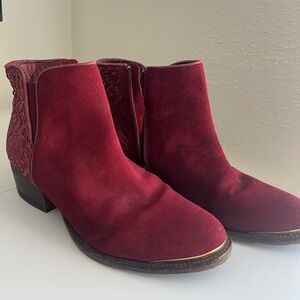 Elliott Luca Burgundy suede ankle boots with stitching sz 8.5